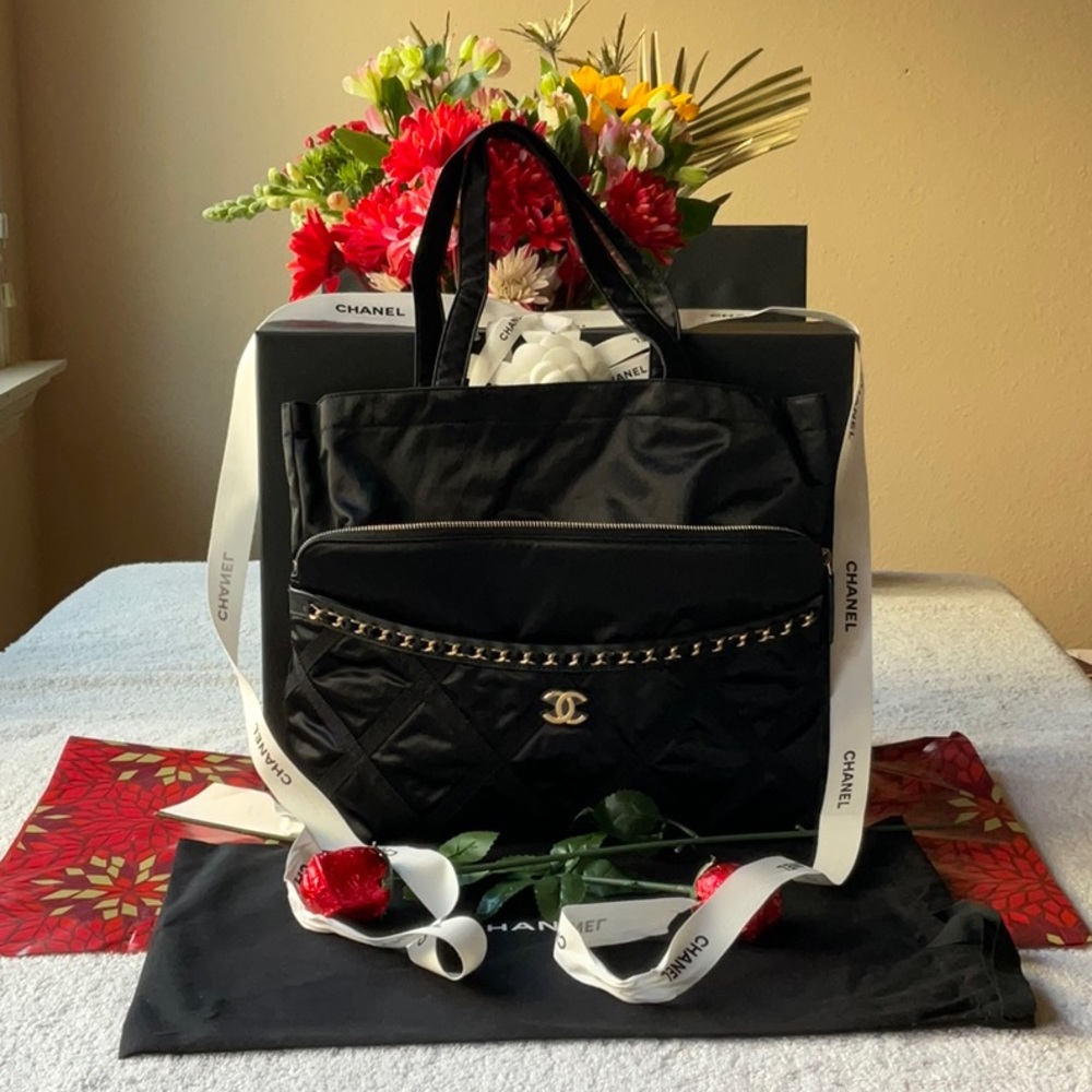 🌹 CHANEL LARGE POUCH WITH FOLDABLE TOTE BAG 🌹NWT🌹 - Picture 4 of 16